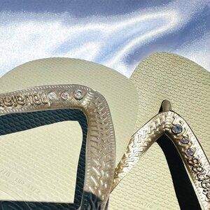 NWOT! Havaianas Chrome Platinum Flip Flops with 3 White Crystals on Each